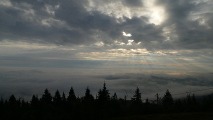 Fototapeta premium Wczesny, letni poranek. Widok z wierzchołka Stogu Izerskiego w Górach Izerskich. Późne lato. Polska. Europa. 