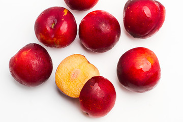Ciruelas rojas sobre fondo blanco aislado vista desde arriba