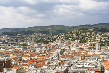 Fototapeta na wymiar Triest Stadt und Gebirge in Italien als Hintergrund