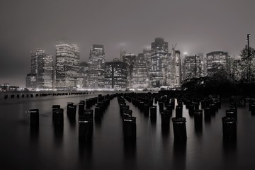 Fototapeta na wymiar Manhattan di sera