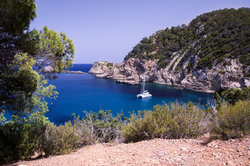 Ibiza - einsame Bucht mit Katamaran