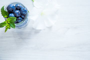 Obraz na płótnie Canvas Blueberries with mint 