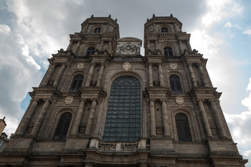 Fototapeta na wymiar a catedral de San Pedro (Cathédrale Saint Pierre) de estilo neoclásico, es una de las nueve catedrales históricas de Bretaña y es la sede del arzobispado de Rennes. 