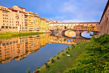 Obraz premium Ponte Vecchio bridge and Arno river waterfront of Florence view