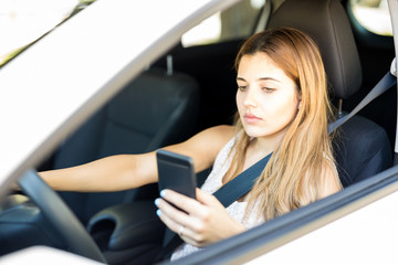 Naklejka premium Reckless female texting while driving