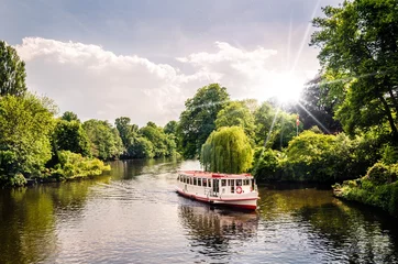 Alsterschiff in hamburg im Gegenlicht © dietwalther