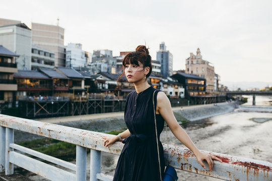 京都の街並みと女性