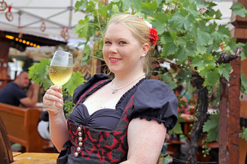 Frau mit traditionellem Trachtenkleid auf einem Weinfest