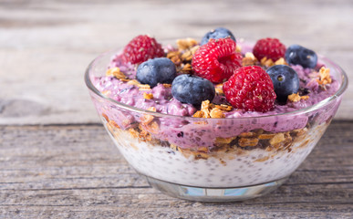Chia yogurt with granola