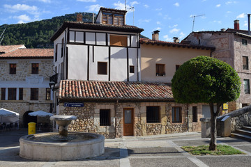 Fototapeta na wymiar Casas medievales de un pueblo europeo.