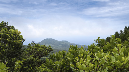 Fototapeta na wymiar Blick vom Cabeco do Fogo in Richtung Cabeco Verde und Cabeco do Canto bei Capelo auf Faial