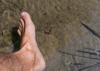 Fus im kalten Wasser zur abkühlung