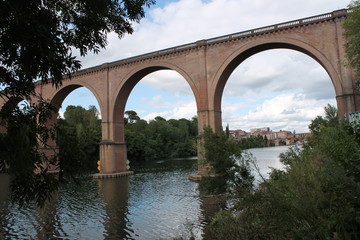 Fototapeta na wymiar Pont ferroviaire sur le Tarn