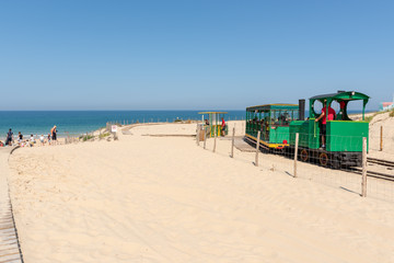CAP FERRET (Bassin d'Arcachon, France), le petit train qui mène à la plage