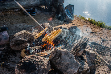 Bratwurstgrillen am Lagerfeuer in Schwedens herrlicher Natur
