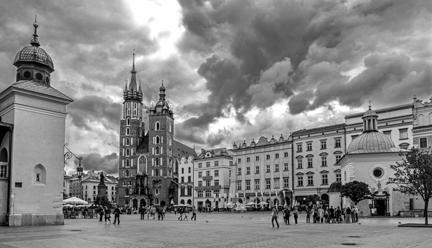 Fototapeta Krakau – Gewitterwolken über der Marienkirche