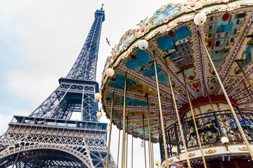 Carrousel and the Tour Eiffel at the end of winter - obrazy, fototapety, plakaty