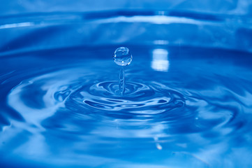 Wassertropfen im tiefblauen Wasser