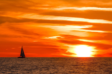 Obraz na płótnie Canvas Romantic sunset over the sea