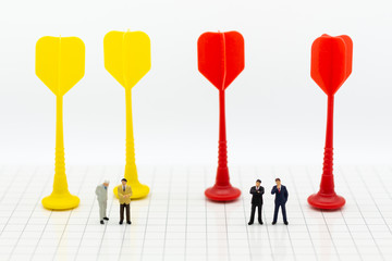 Miniature people: Businessmen with darts, for the purpose of each point in the business.