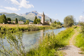 Sils, Segl, Sils-Maria, Baselgia, St. Lorenz, Kirche, Inn, Fluss, Oberengadin, Engadin, Alpen, Wanderweg, via Engiadina, Graubünden, Sommer, Schweiz