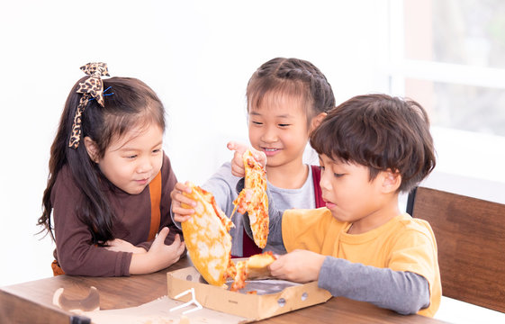 Three Kids Is Eating Delivery Pizza In Classroom