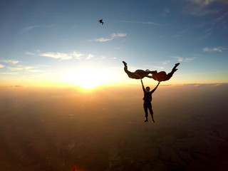 Les parachutistes s& 39 amusent au magnifique coucher de soleil
