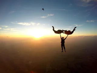 Store enrouleur Sports aériens Les parachutistes s& 39 amusent au magnifique coucher de soleil