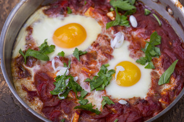 israelisches Shakshuka in einer Pfanne