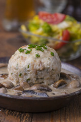 Bayerische Semmelknödel mit Pilzsauce