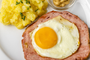 Leberkäse mit Kartoffelsalat