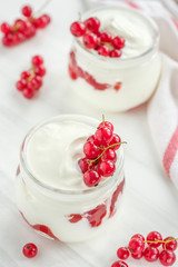 yoghurt with red current