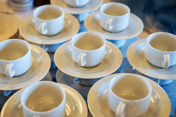 Leere weiße Kaffeetassen aufgebaut zur Selbstbedienung - Selektive Schärfe und Copyspace