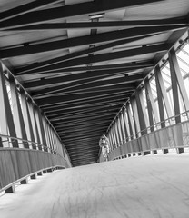 Naklejka premium Cyclist rides through the tunnel