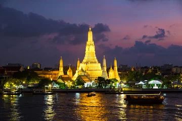 Rolgordijnen Wat Arun Temple at twilight in Bangkok © preto_perola