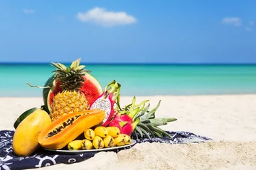 Fotobehang Verse verschillende tropische vruchten op de plaat geplaatst © preto_perola