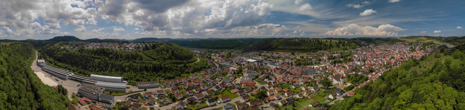 Totale mit Blick über die schöne Albstadt in Badem Württemberg von oben in der Totalen mit angrenzendem Wald