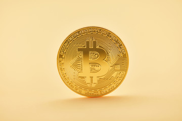 Bitcoin Münze steht vor einem Hintergrund