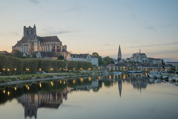 Fototapeta na wymiar Yonne River and churches, in Auxerre