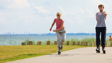 Obraz premium Teen couple together on skates.