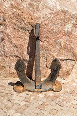 Stockless anchor in front of a boulder at the entrance of a restaurant © Claude Huot