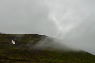 Bonita paisagem natural da Islândia com nevoeiro