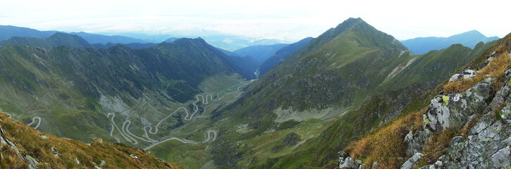 Rumunia, Karpaty Rumuńskie - Góry Fagaras, widok z grani na szosę transfogaraską © Iwona