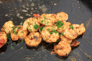 Gebratene Garnelen mit Tomaten und Petersilie
