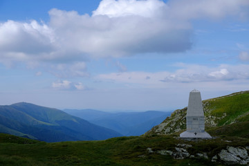 Rumunia, Karpaty Rumuńskie - G&oacute;ry Fagaras, monument w kotle Izvorul Iezerul Capreiu, pamiętniający alpinist&oacute;w, kt&oacute;rzy zginęli w lawinie