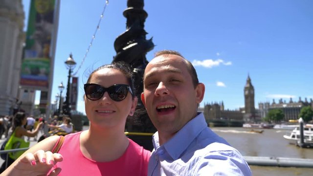 Professional video of couple taking selfie with a view of Big Ben and Thames in London in 4k slow motion 60fps