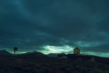 Anochece en algun lugar de Lanzarote en las islas canarias