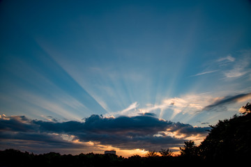 夕方の太陽光と雲が作る天使の梯子
