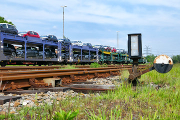 Fototapeta premium Transport samochodów pociągiem