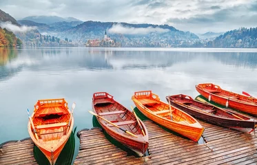 Fototapete Rund Bled, Slovenia. Great Slovenian nature - lake Bled in fall season. Amazing landscape - traditional Pletna boats at autumn background. Lake bled is famous place and popular European travel destination. © Feel good studio